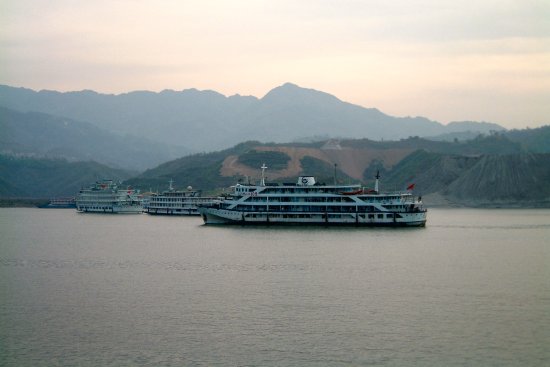 37 - Docked by the Gezhouba dam.jpg